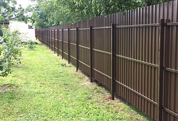 Заборы коричневого цвета (RAL 8017)