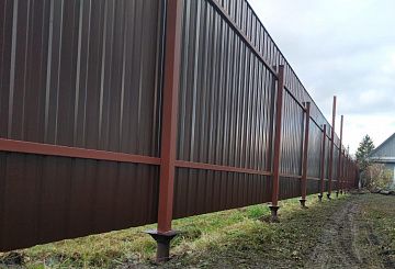 Забор на сваях