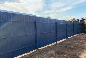 Заборы из серого профнастила (RAL 7004 - 7024)