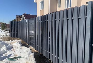 /zabory-iz-metallicheskogo-shtaketnika/grey-ral-7024/