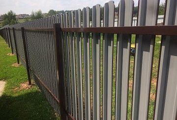 /zabory-iz-metallicheskogo-shtaketnika/odnostoronniy/